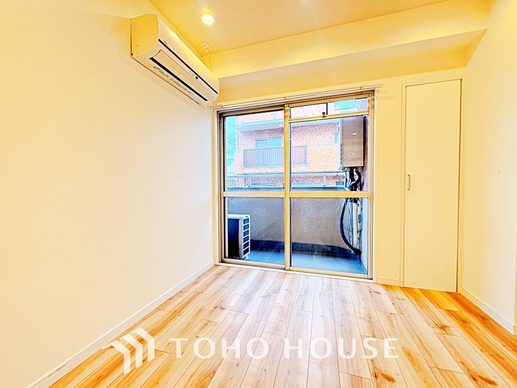 内装 ◆サンサンと◆差し込む太陽の光がこのリビングに笑いをもたらす。ソファの上のクッションがポカポカした暖気にぬくぬくと微睡んでいる。