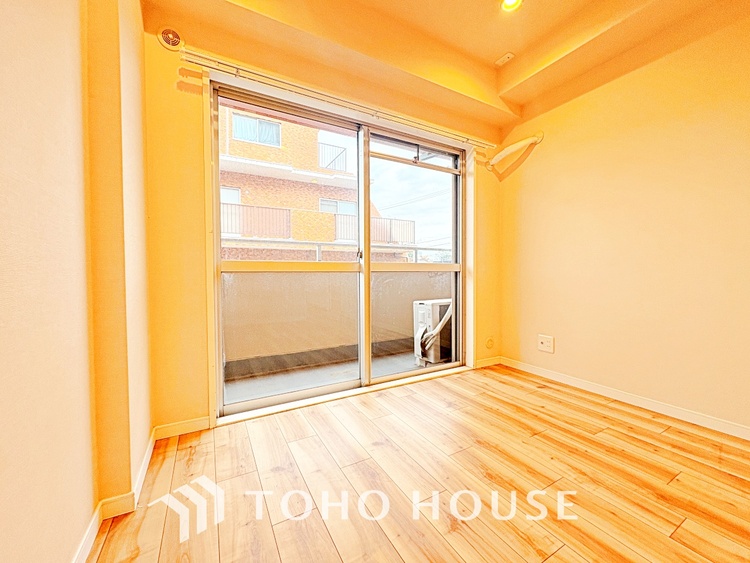 内装 使いやすく、明るい洋室に仕上がります。子供部屋や趣味のお部屋にご利用できます。ご自身で家具などを配置し、素敵な空間を創り上げられます。