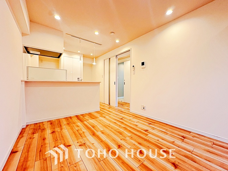 内装 ここはみんなが集い、食事と楽しい会話が始まる場所。話に夢中になりすぎて、ついつい時を忘れ、夜半過ぎになってしまう。そんな束の間の幸せを感じさせてくれます。