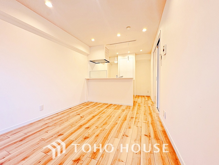 内装 使いやすく、明るい洋室に仕上がります。子供部屋や趣味のお部屋にご利用できます。ご自身で家具などを配置し、素敵な空間を創り上げられます。