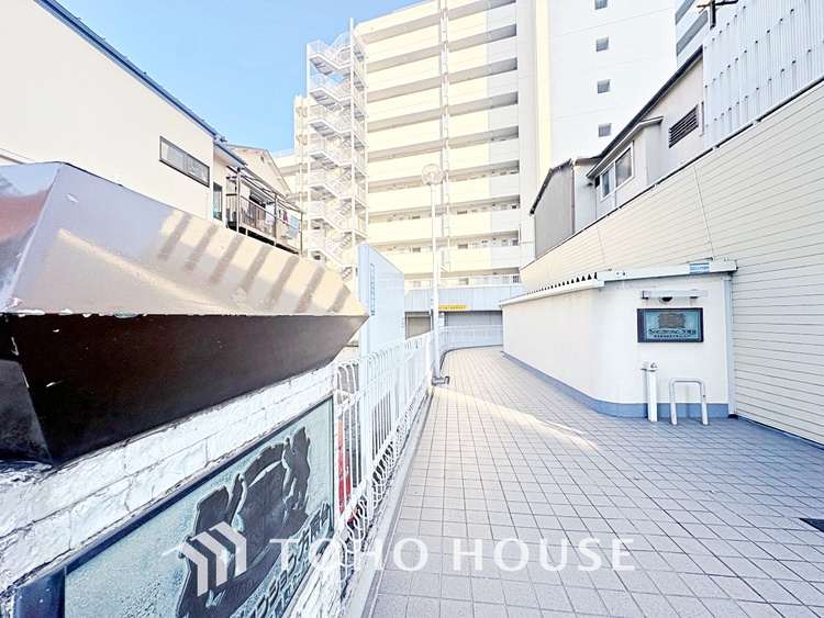 その他 ◆サンサンと◆差し込む太陽の光がこのリビングに笑いをもたらす。ソファの上のクッションがポカポカした暖気にぬくぬくと微睡んでいる。