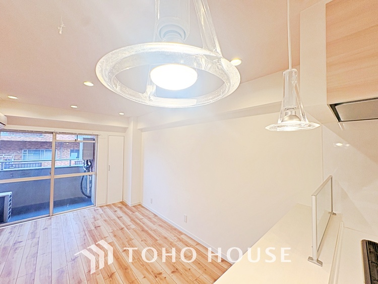 内装 使いやすく、明るい洋室に仕上がります。子供部屋や趣味のお部屋にご利用できます。ご自身で家具などを配置し、素敵な空間を創り上げられます。