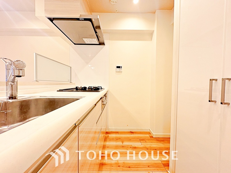 キッチン 手元の収納から、足元の収納までが全てスライド式で、奥のスペースまで有効に活用できます。奥まで上から見渡せるので、たまにしか使わない調理器具もサッと取出せます。