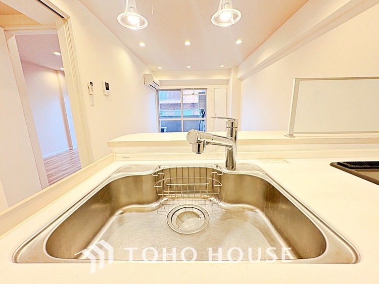 キッチン ◆愛育◆キッチンは家族の絆を育む大切な空間。シンプルで使い易いSystemKitchenで愉しく作る料理は愛情のある美味しいご馳走に。家族で使える広々としたダイニングキッチンです。