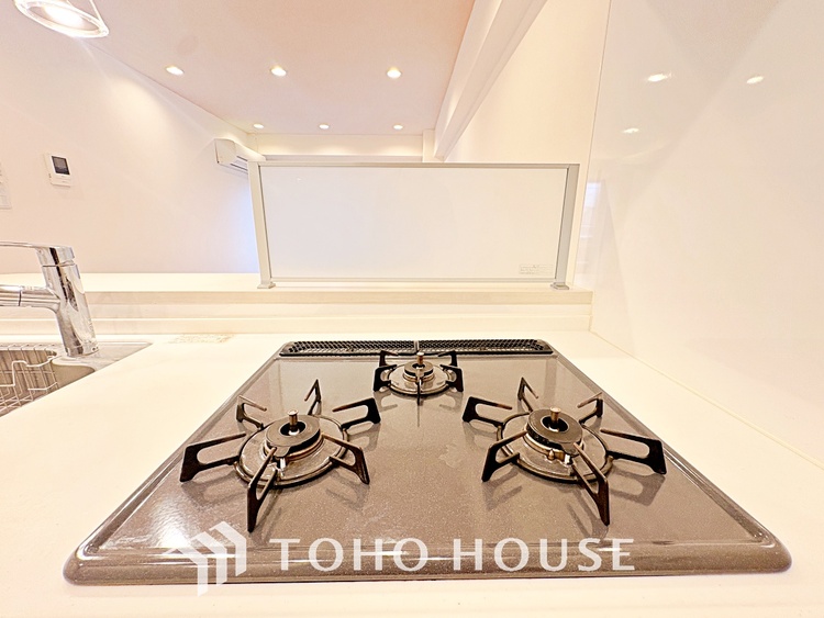 キッチン キッチンは家族の絆を育む大切な空間。シンプルで使い易いシステムキッチンで愉しく作る料理は愛情のある美味しいご馳走に。家族で使えるダイニングキッチンです。