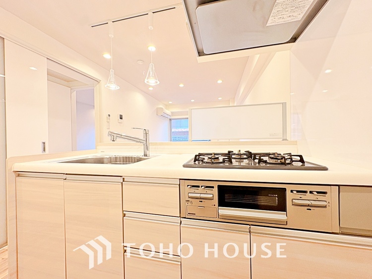 キッチン 広々としたキッチンのシンクは、料理の準備と片付けを楽にし、使いやすさを最大限に引き立てます。