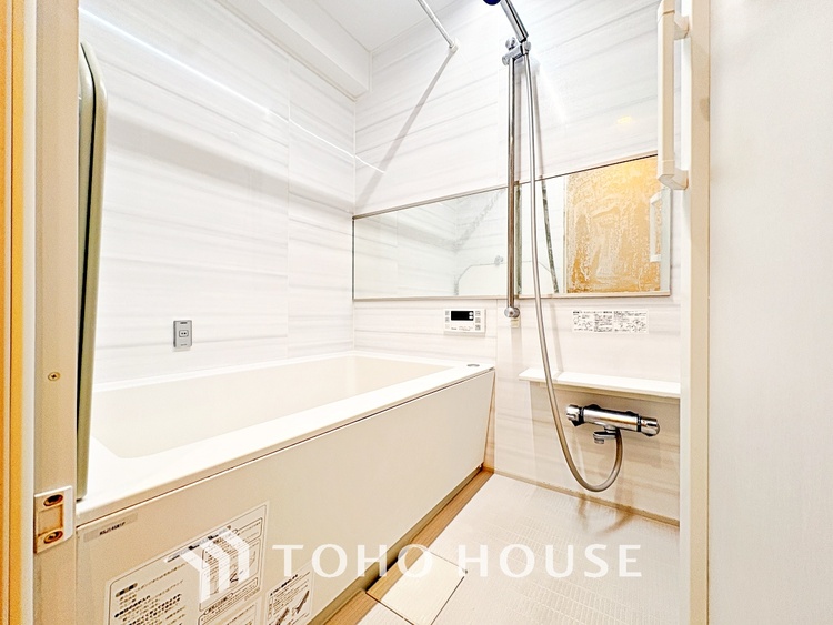 風呂 【浴室】《一日の疲れを落としてくれる場所は、落ち着く場所でなければならない》　高級感溢れるカラーと大きさ・柔らかな曲線で構成された半身浴も楽しめるバスタブが心地よさをもたらします。