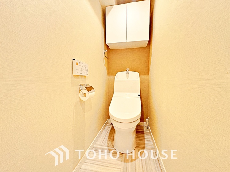 トイレ 清潔感あるホワイト調のクロスと温もり溢れるモダンカラーの床材が見事に調和した本邸宅は、毎日の生活を少しでも快適に過ごして頂ける様に落ち着いた雰囲気作りから行っています。