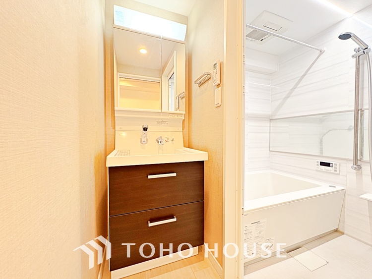 洗面 気持ちの良い朝をつくりだし、夕方には笑顔を取り戻させてくれるミラー。パウダールームはいつでも本来の自分を取り戻せる空間。明るく仕上げてあります。