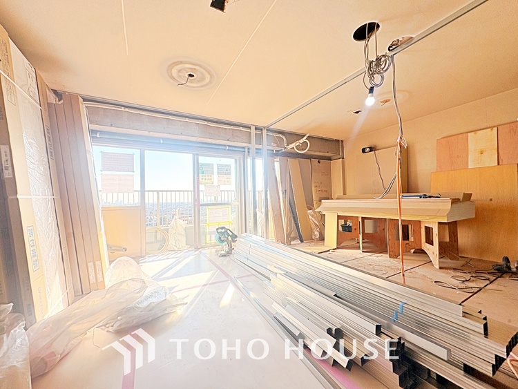 内装 【living】居心地のいい暮らしには欠かせない眩い採光。ゆったりとした幅の窓からこの空間に降り注ぐ採光が絶えない。明るいリビングこそ居心地のいい暮らしが待っているのだと思う。