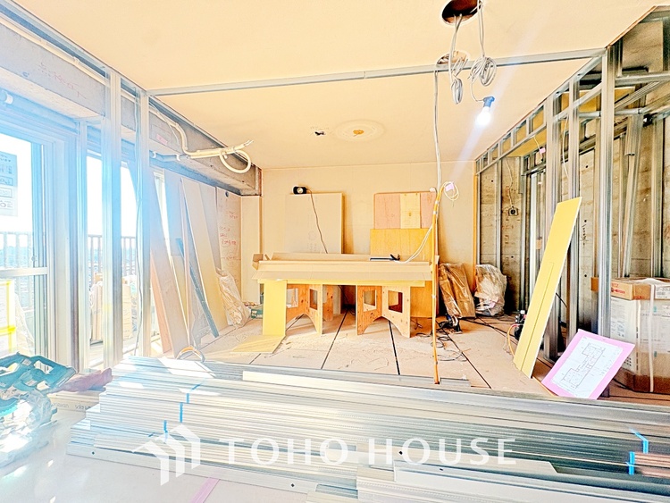 内装 風の通り道。舞い込んでくる風が優しく躍り、室内に爽やかな空気を運んでくる。そこに季節の息吹を感じて、いまがどんな季節なのかを実感する。