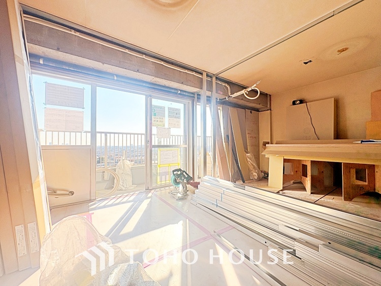 内装 叶えたかったのは落ち着きのあるナチュラルな風合い、そして開放感があるリビング。優雅な気分に浸れる幸せな時間を家族が自然と集まりたくなるこの空間で。