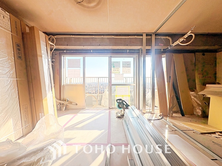 内装 ◆サンサンと◆差し込む太陽の光がこのリビングに笑いをもたらす。ソファの上のクッションがポカポカした暖気にぬくぬくと微睡んでいる。