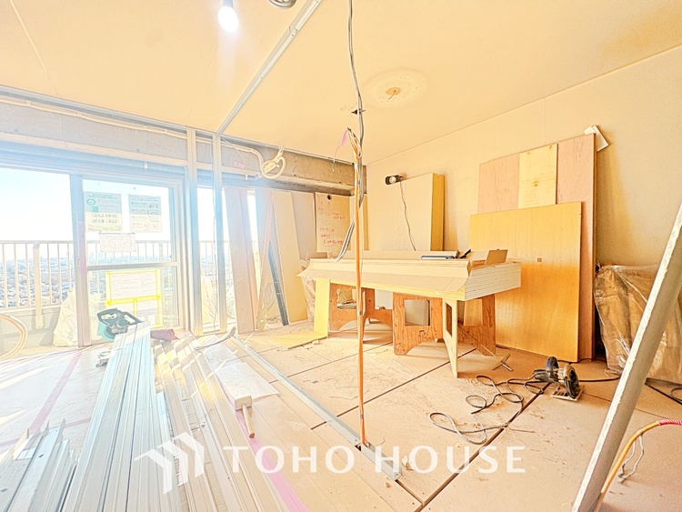 内装 使いやすく、明るい洋室に仕上がります。子供部屋や趣味のお部屋にご利用できます。ご自身で家具などを配置し、素敵な空間を創り上げられます。