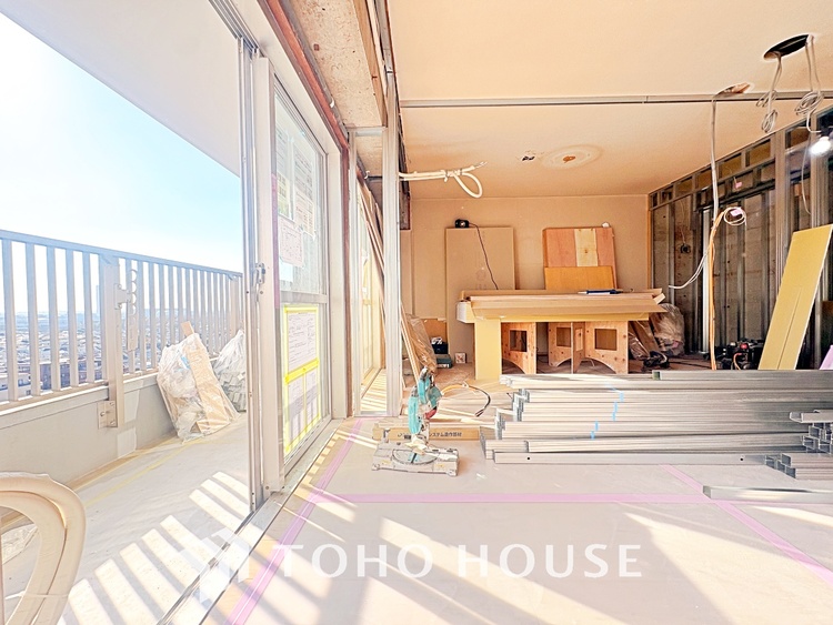 内装 ここはみんなが集い、食事と楽しい会話が始まる場所。話に夢中になりすぎて、ついつい時を忘れ、夜半過ぎになってしまう。そんな束の間の幸せを感じさせてくれます。