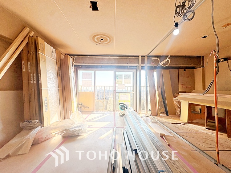 内装 使いやすく、明るい洋室に仕上がります。子供部屋や趣味のお部屋にご利用できます。ご自身で家具などを配置し、素敵な空間を創り上げられます。