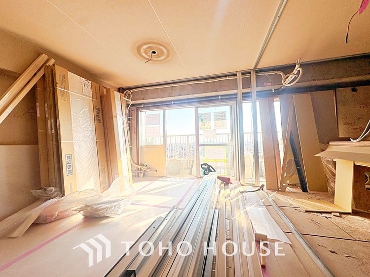 内装 使いやすく、明るい洋室に仕上がります。子供部屋や趣味のお部屋にご利用できます。ご自身で家具などを配置し、素敵な空間を創り上げられます。