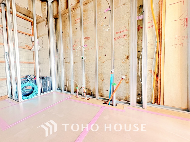 キッチン 手元の収納から、足元の収納までが全てスライド式で、奥のスペースまで有効に活用できます。奥まで上から見渡せるので、たまにしか使わない調理器具もサッと取出せます。