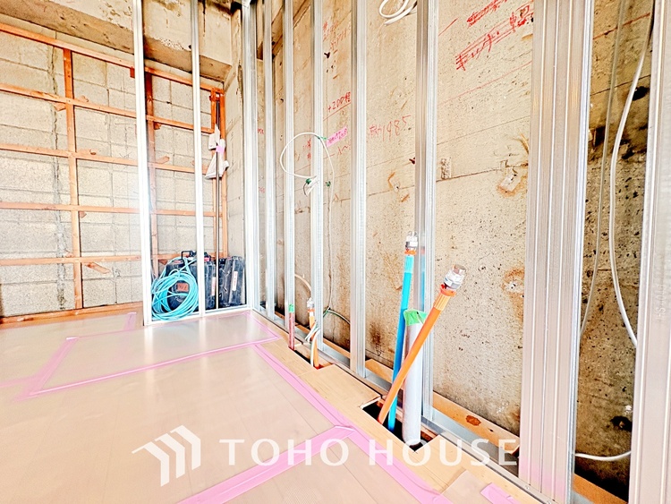 キッチン ◆愛育◆キッチンは家族の絆を育む大切な空間。シンプルで使い易いSystemKitchenで愉しく作る料理は愛情のある美味しいご馳走に。家族で使える広々としたダイニングキッチンです。