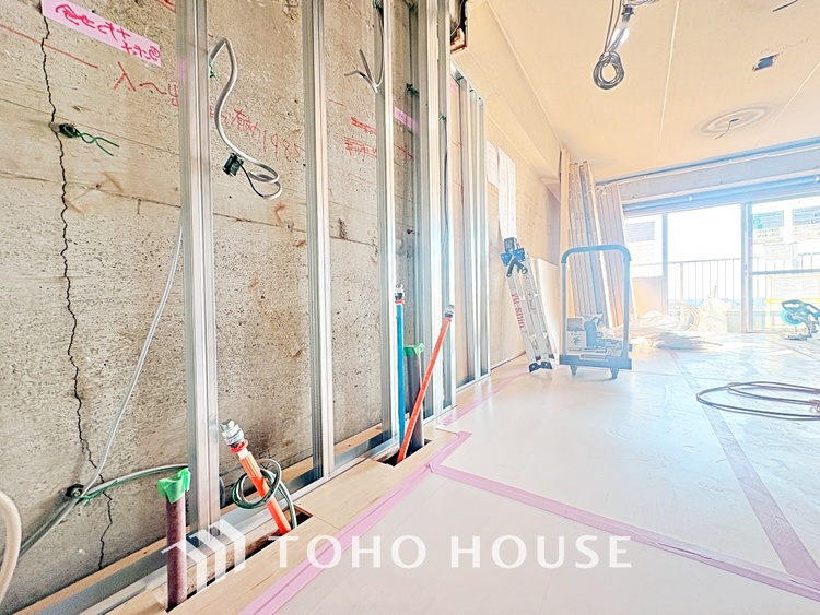 キッチン キッチンは家族の絆を育む大切な空間。シンプルで使い易いシステムキッチンで愉しく作る料理は愛情のある美味しいご馳走に。家族で使えるダイニングキッチンです。