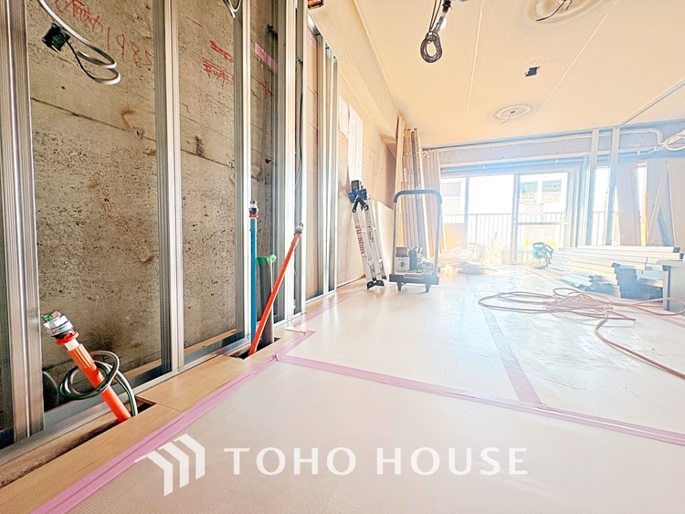 キッチン 広々としたキッチンのシンクは、料理の準備と片付けを楽にし、使いやすさを最大限に引き立てます。