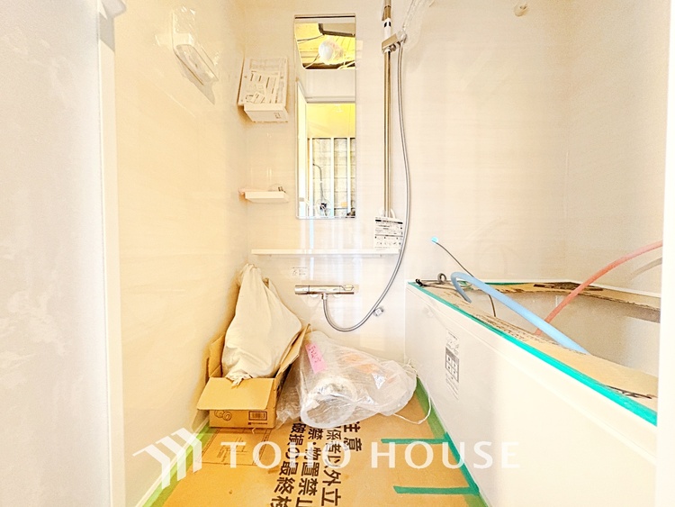 風呂 【浴室】《一日の疲れを落としてくれる場所は、落ち着く場所でなければならない》　高級感溢れるカラーと大きさ・柔らかな曲線で構成された半身浴も楽しめるバスタブが心地よさをもたらします。