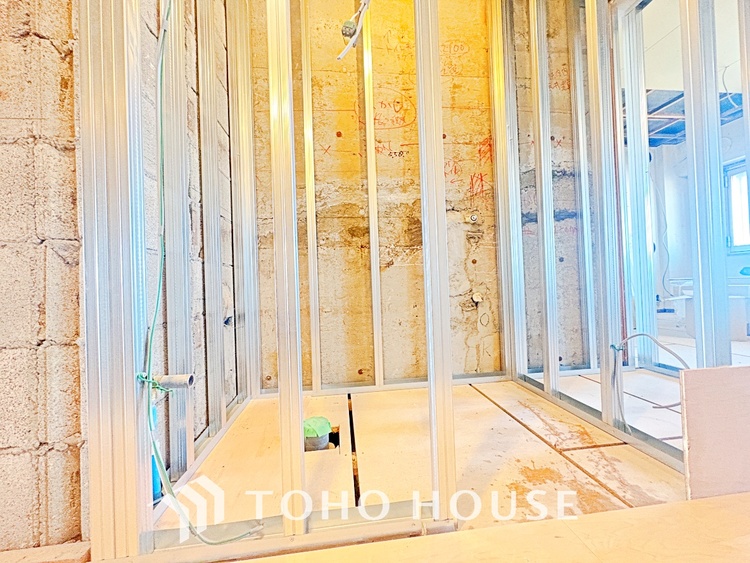 トイレ 清潔感あるホワイト調のクロスと温もり溢れるモダンカラーの床材が見事に調和した本邸宅は、毎日の生活を少しでも快適に過ごして頂ける様に落ち着いた雰囲気作りから行っています。