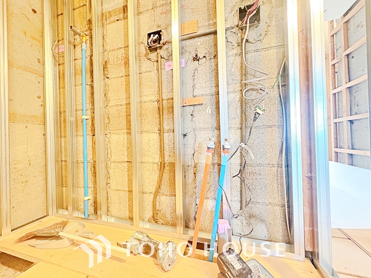 洗面 気持ちの良い朝をつくりだし、夕方には笑顔を取り戻させてくれるミラー。パウダールームはいつでも本来の自分を取り戻せる空間。明るく仕上げてあります。