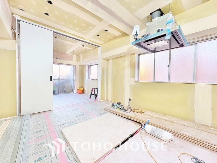 内装 忙しい朝でも、しっかり家族が揃って食事をして頂けるゆとりある大きさのダイニングスペース。リビングと和室の続き間は急な来客時になど使い勝手が良いです。実際の空間を体感してみて下さい！