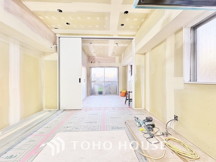 内装 【living】居心地のいい暮らしには欠かせない眩い採光。ゆったりとした幅の窓からこの空間に降り注ぐ採光が絶えない。明るいリビングこそ居心地のいい暮らしが待っているのだと思う。