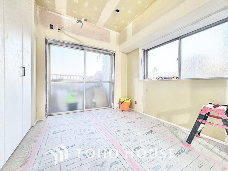 内装 風の通り道。舞い込んでくる風が優しく躍り、室内に爽やかな空気を運んでくる。そこに季節の息吹を感じて、いまがどんな季節なのかを実感する。