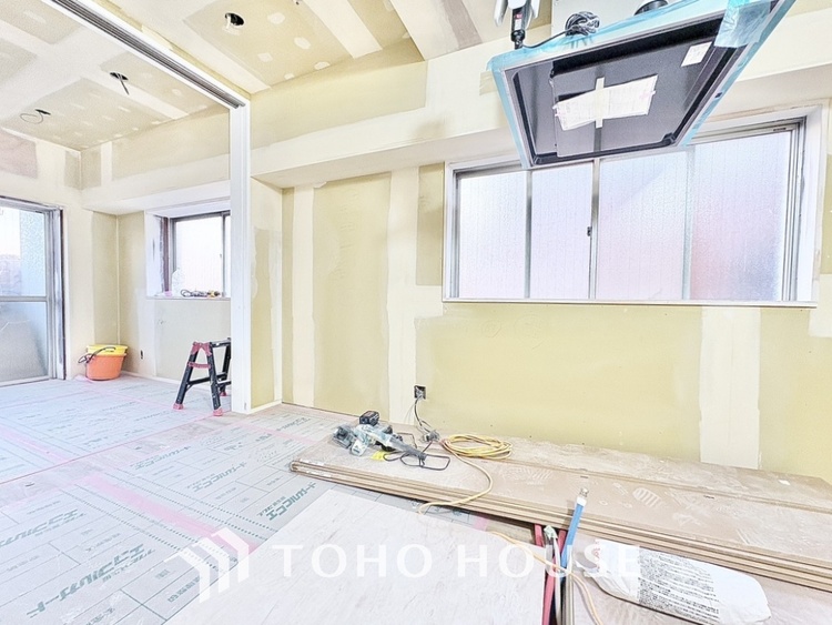 内装 ◆サンサンと◆差し込む太陽の光がこのリビングに笑いをもたらす。ソファの上のクッションがポカポカした暖気にぬくぬくと微睡んでいる。