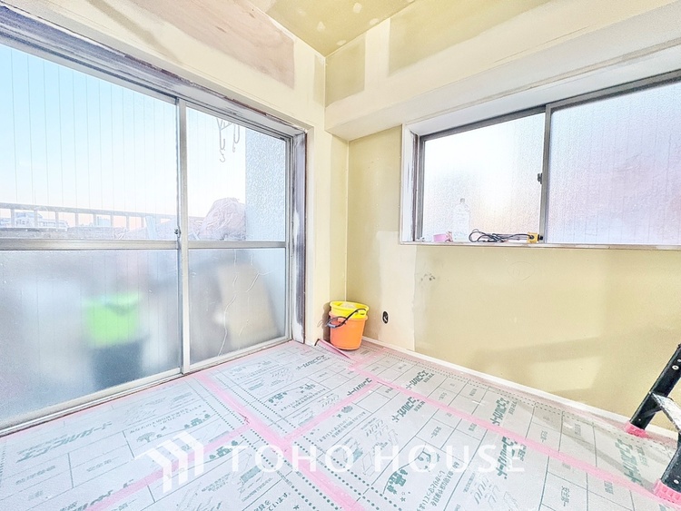 内装 使いやすく、明るい洋室に仕上がります。子供部屋や趣味のお部屋にご利用できます。ご自身で家具などを配置し、素敵な空間を創り上げられます。