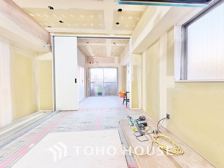 内装 使いやすく、明るい洋室に仕上がります。子供部屋や趣味のお部屋にご利用できます。ご自身で家具などを配置し、素敵な空間を創り上げられます。