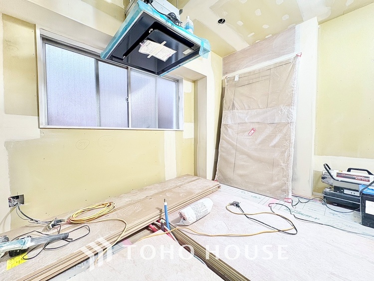 キッチン ◆愛育◆キッチンは家族の絆を育む大切な空間。シンプルで使い易いSystemKitchenで愉しく作る料理は愛情のある美味しいご馳走に。家族で使える広々としたダイニングキッチンです。