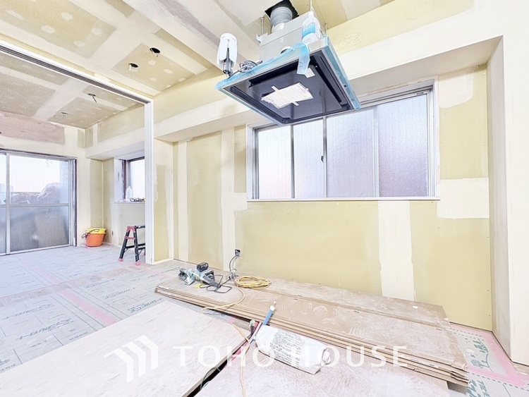 キッチン 広々としたキッチンのシンクは、料理の準備と片付けを楽にし、使いやすさを最大限に引き立てます。