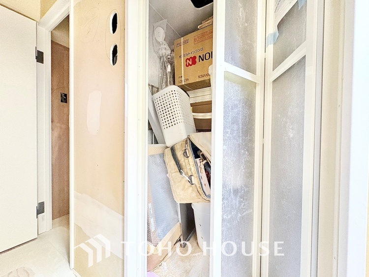 風呂 【浴室】《一日の疲れを落としてくれる場所は、落ち着く場所でなければならない》　高級感溢れるカラーと大きさ・柔らかな曲線で構成された半身浴も楽しめるバスタブが心地よさをもたらします。