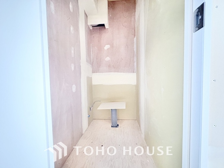 トイレ 清潔感あるホワイト調のクロスと温もり溢れるモダンカラーの床材が見事に調和した本邸宅は、毎日の生活を少しでも快適に過ごして頂ける様に落ち着いた雰囲気作りから行っています。