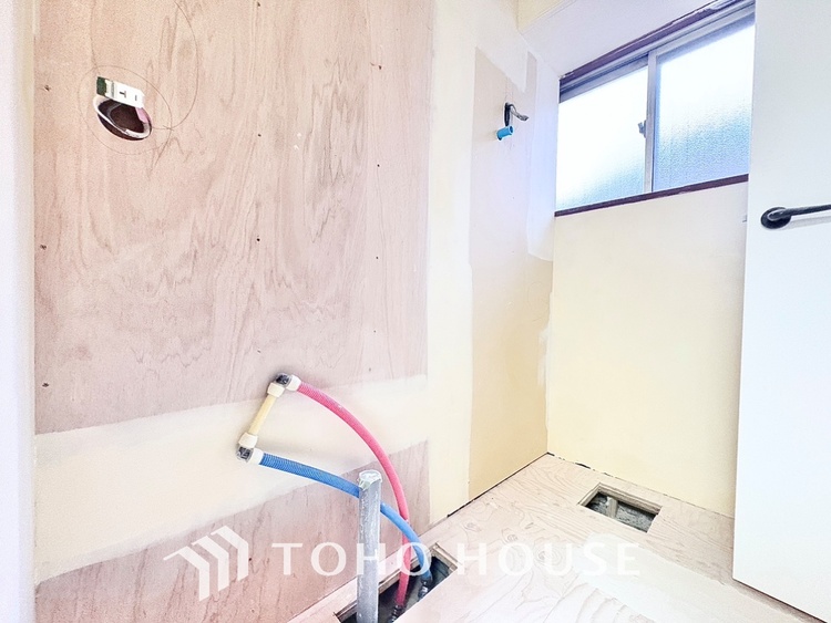 洗面 気持ちの良い朝をつくりだし、夕方には笑顔を取り戻させてくれるミラー。パウダールームはいつでも本来の自分を取り戻せる空間。明るく仕上げてあります。