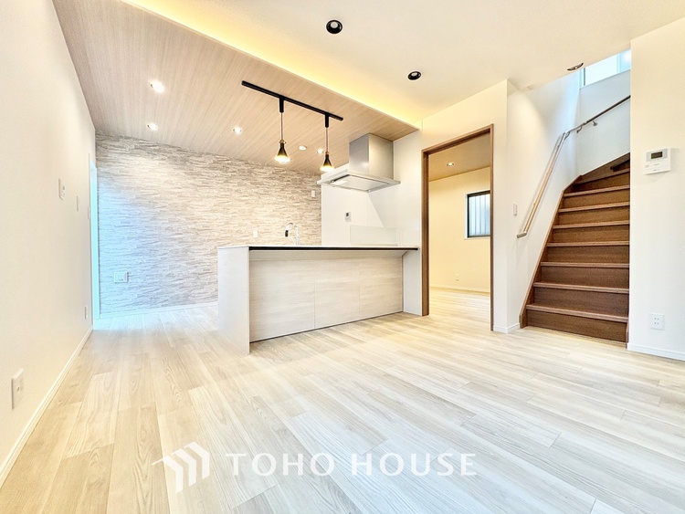 内装 【時を忘れる場所】ここにはみんなが集い、食事と楽しい会話が始まる。話に夢中になりすぎて、ついつい時を忘れ夜半過ぎになってしまう。そんな束の間の幸せを感じさせてくれる場所でありたい。