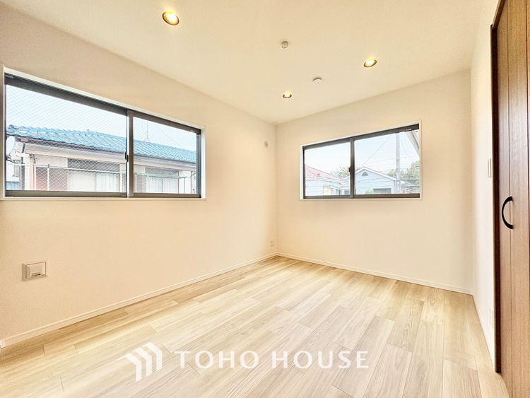 内装 【木漏れ日】の様な採光が優しく足元を照らし、心地いい暮らしの道しるべを写し出す。この空間で過ごす家族との語らいの時間がとても素敵で幸せを感じるかもしれない。