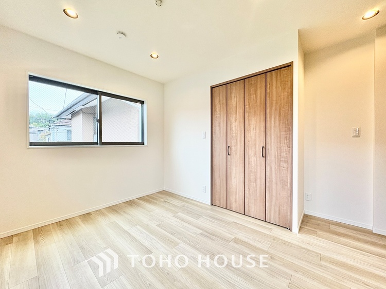 内装 【季節外れのホームホリディ】喧噪から離れ広々したリビングでゆったりと過ごす。そんな寛いだ休日もあっていい。だって『何もしない時を楽しむ』そんな贅沢な時間を愛する家族と堪能できるのだから。