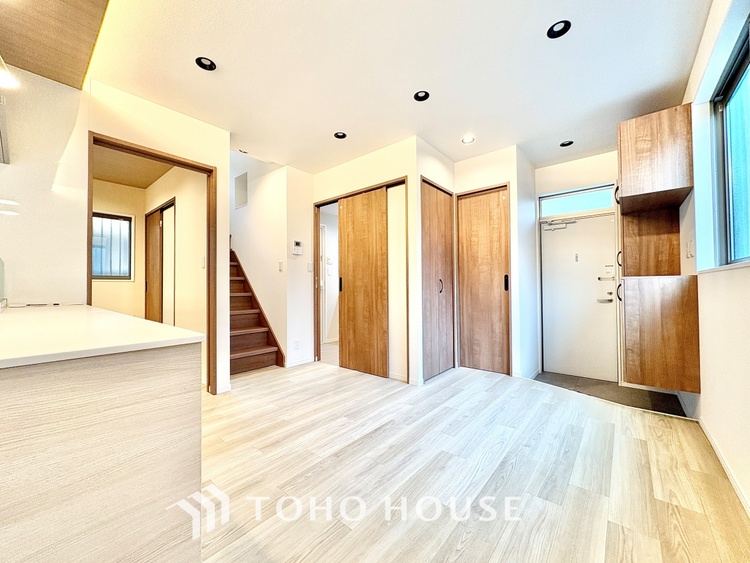 内装 【リビングルーム】天井に埋められた連続する眩い光−ダウンライト。それはまるでフライト航路のアプローチライトのように優美でロマン溢れるポジショニング。