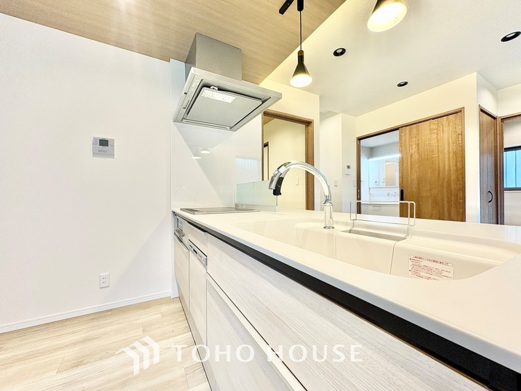 内装 【Kitchen】一歩一歩踏みしめる喜びを。光り眩い羨望のリビングへ。一歩一歩を踏みしめて家族の集う幸せの場所へ。すべてがクライマックスのマイベストホーム。