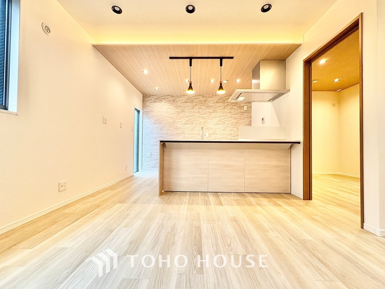 内装 【愛する人達】との幸せな時間をここで楽しむ。耐震性、デザイン、そして対面キッチンを備えたユーティリティー。何も妥協しないライフスタイル。愛する家族を大切にする人達が住まう家。