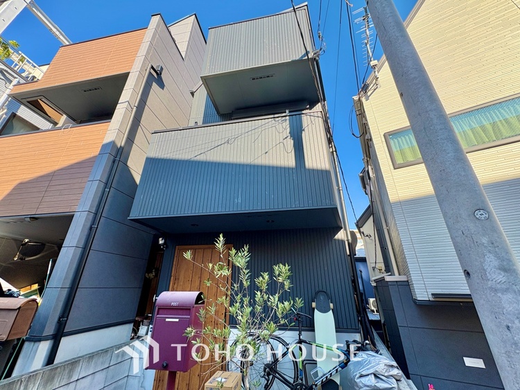 外観 【季節外れのホームホリディ】喧噪から離れ広々したリビングでゆったりと過ごす。そんな寛いだ休日もあっていい。だって『何もしない時を楽しむ』そんな贅沢な時間を愛する家族と堪能できるのだから。