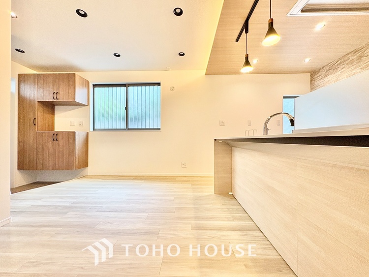 内装 【隠された美しさ】流麗な音楽が流れているような繊細でいながら整然かつ堅牢なこの空間。この空間は確かに美しい。しかし、そこには美しさ以上のものが隠されている。