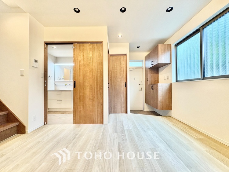 内装 【悠久の時】家族への思いを抱きながら、平和に過ごす悠久の時。あたかかく感じるのは、日当たりだけではない。広く和やかに暮らせる空間と、家族の存在を噛みしめて