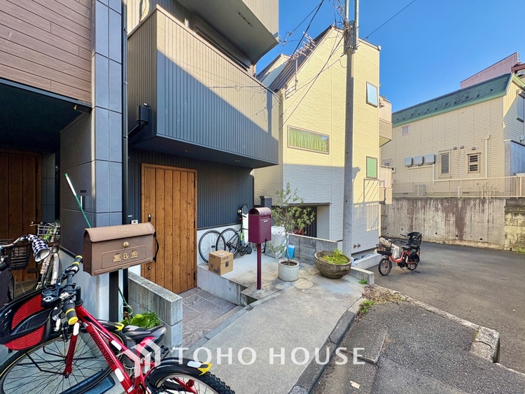 外観 【Bathroom】奥行きが長く足を延ばしてもラクラクのスペース。体の大きい方でも嬉しいワイドサイズ。また、カビが付きにくく軽くこすれば簡単に落ちるお掃除ラクラク仕様です。