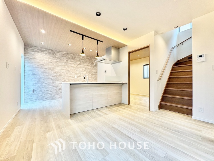 内装 【スペシャルシーン】デイリーシーンからスペシャルシーンまで様々なシーンで使用出来る、フレキシブルで飽きのこないこの空間。僕の頭の中では大好きなソファとダイニングテーブルと家族の笑顔が広がっていた